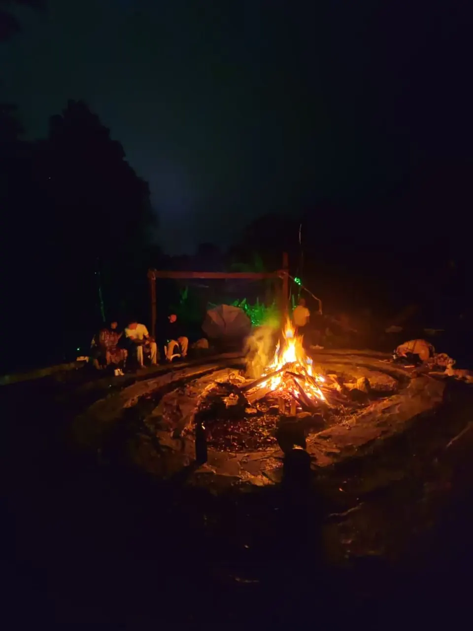 Roda de fogo à noite